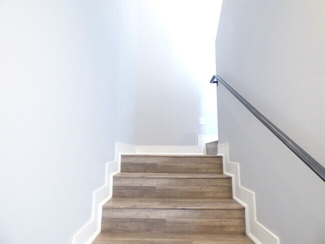 Building Photo - 1923 Holly Dr