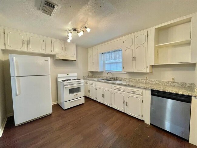 Building Photo - 1502 W 7th St