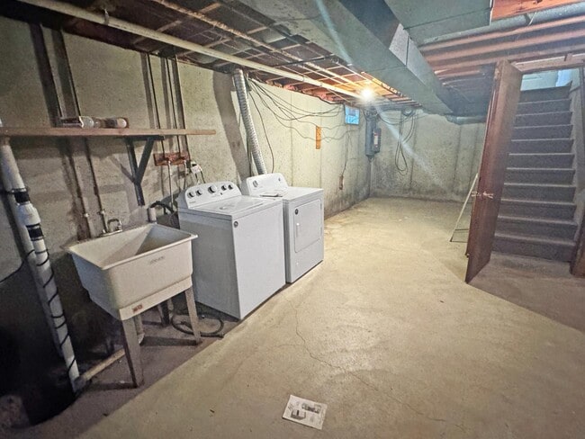 Building Photo - 5573 Rockbluff Dr NE