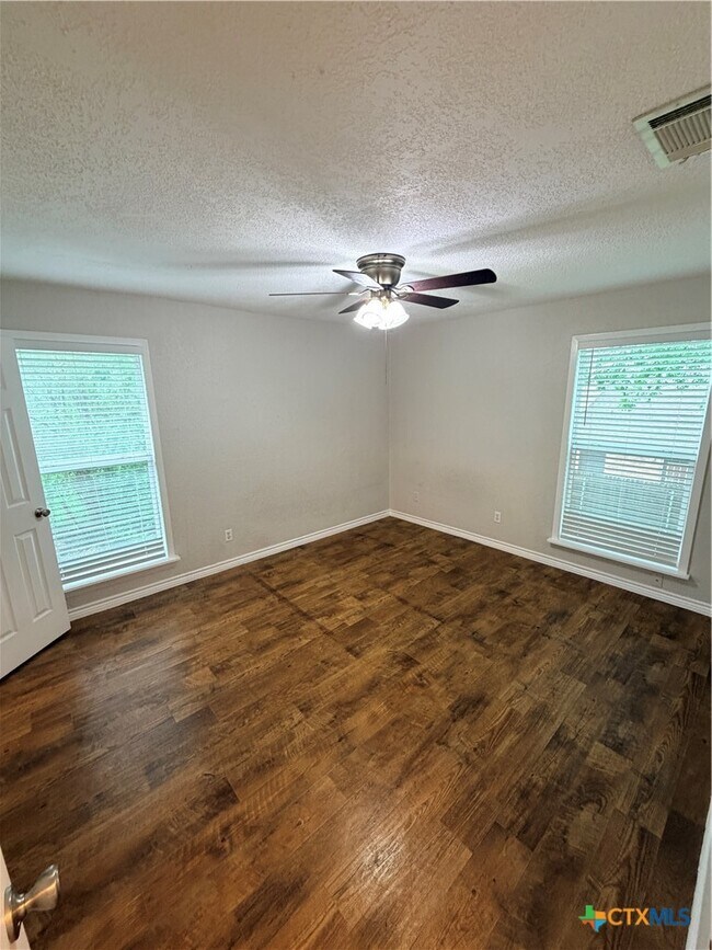 Building Photo - 208 Uhland Rd