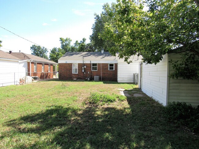 Building Photo - 111 E Marshall Dr