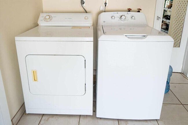 Building Photo - 3211 Karen Dr