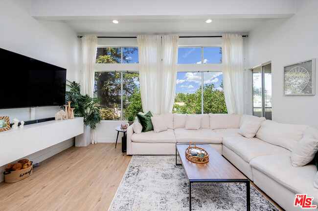 Main living area gets lots of light - 7800 Topanga Canyon Blvd