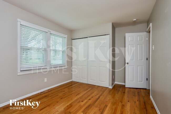 Building Photo - 1331 Glenstone Dr