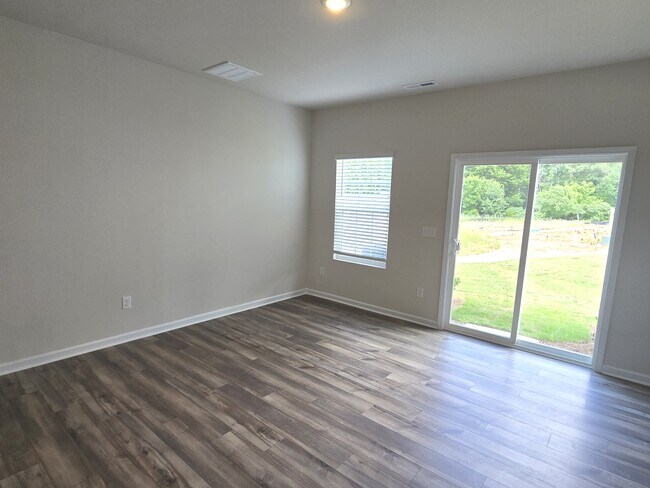 Building Photo - 3164 Fall Hls Dr