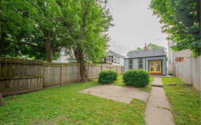 Building Photo - Updated & Beautiful 2 Bedroom Home with Private Backyard!