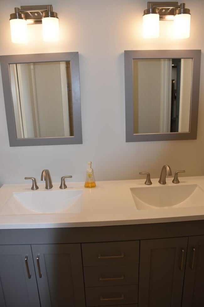 Building Photo - 553 Doral Country Dr