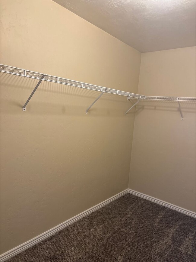 Building Photo - 3 Bedroom 2 Bathroom Townhome