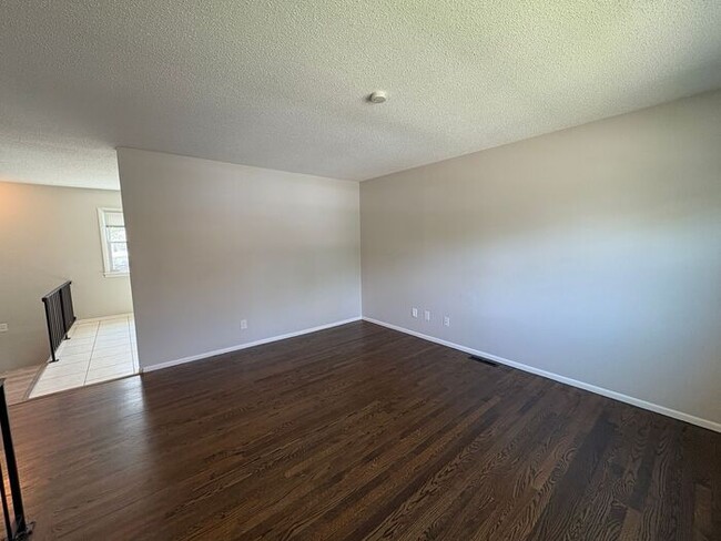 Building Photo - Comfortable 3-Bedroom Home with Fenced Yar...