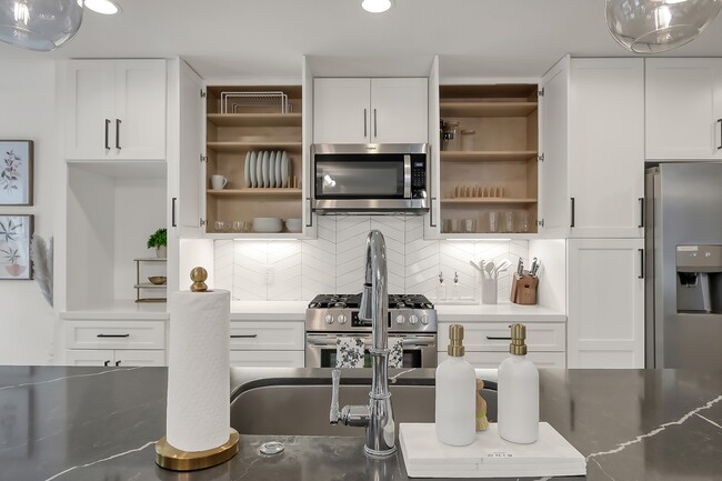 Building Photo - 246 N Walden Elms Cir