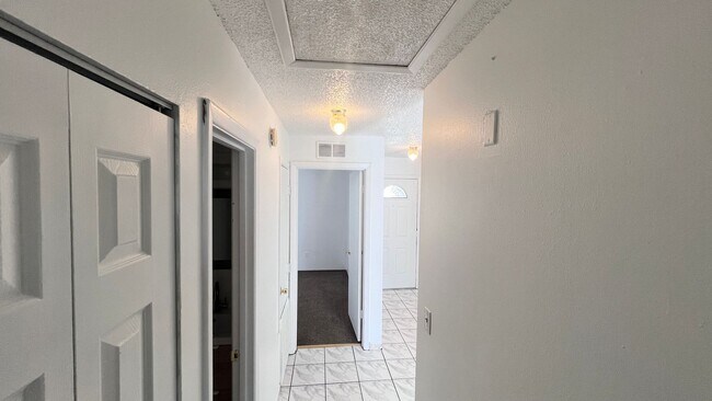 Building Photo - 2 Bedroom/1 Bath Townhome in Orlando!