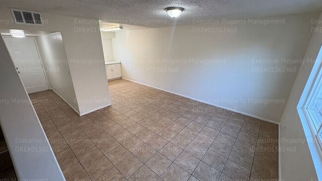 Building Photo - 2 bedroom 1.5 bathroom townhouse located in East Bakersfield Move In Special on Approved Credit