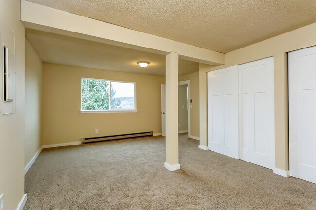Building Photo - Large 4 Bedroom Edgemoor Home w/ Mother-in-law Suite