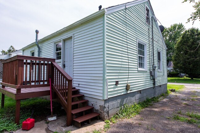Building Photo - Charming 2-Bedroom Home with Bonus Attic S...