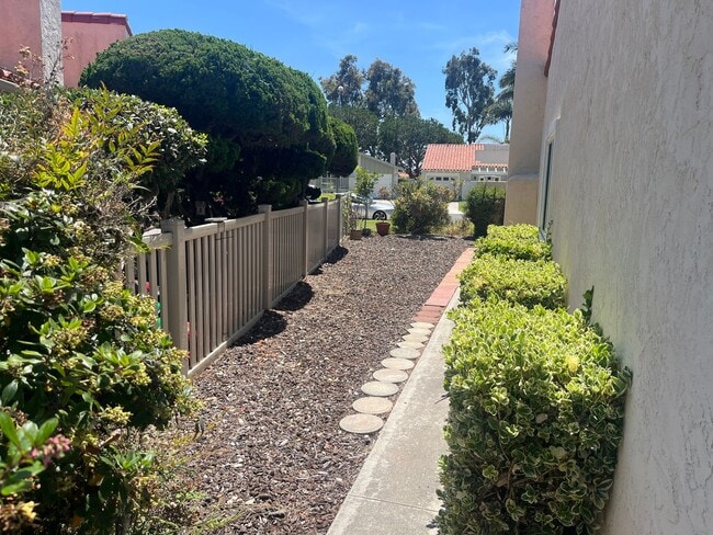 Building Photo - 2+bd/1ba Single Story Duplex Minutes Drive...