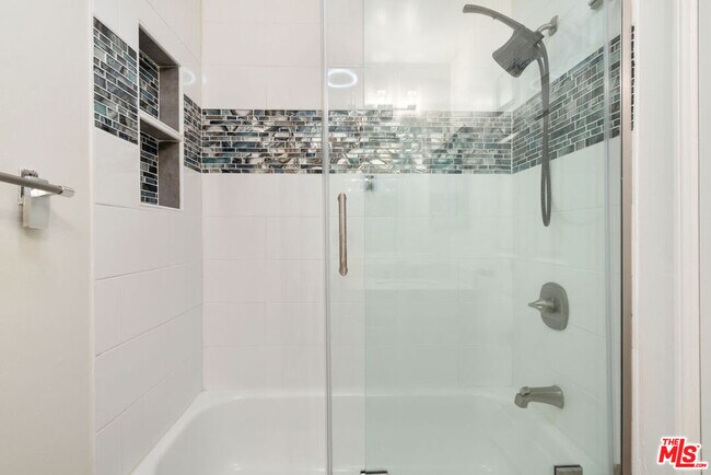 Building Photo - 327 Chestnut Ave