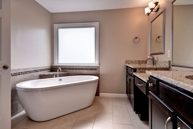 Building Photo - Spacious and Updated Yorktown Home