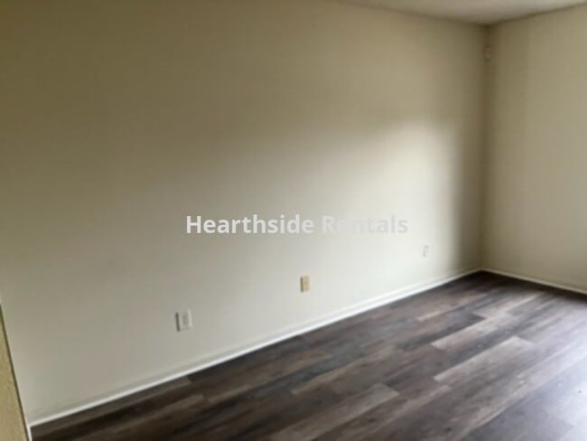 Building Photo - **2 Bedroom 2.5 Bath Townhouse Located Nea...