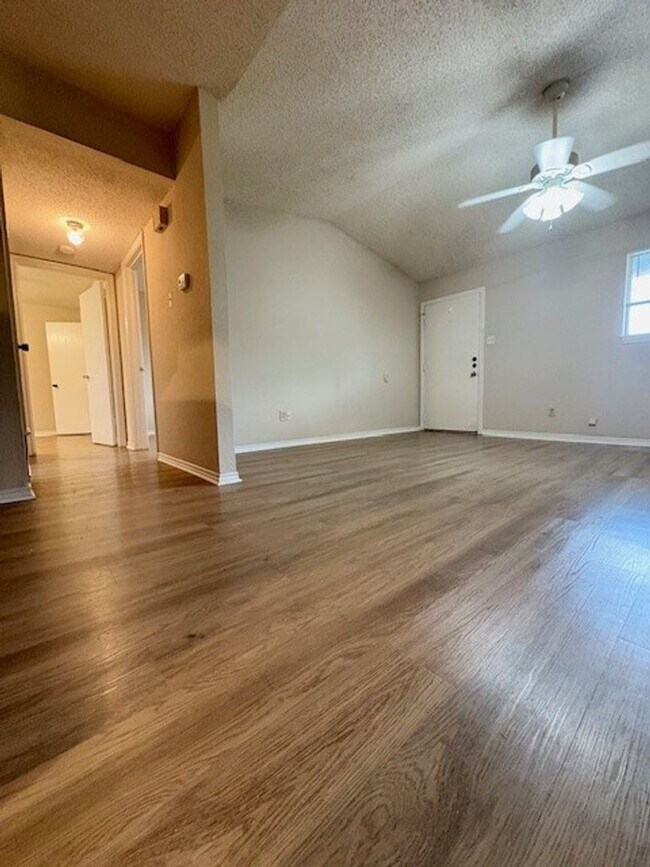 Building Photo - 204-206 Romana Circle
