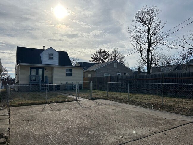 Building Photo - Modern Renovation in Sought-After Area