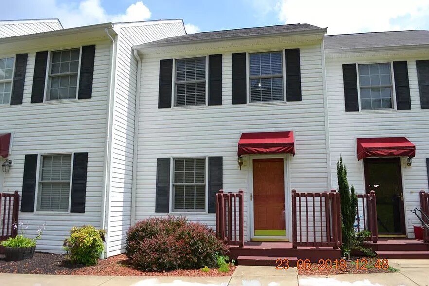 Front entrance - 343 Beaverview Dr