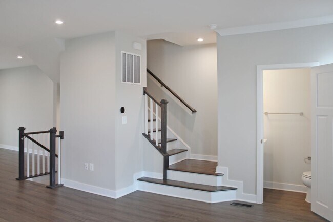 Building Photo - 2061 Lockwood Dr
