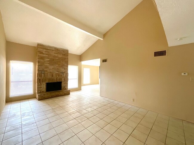 Building Photo - Available Now! 3 Bedroom / 2 Bath Home Nea...