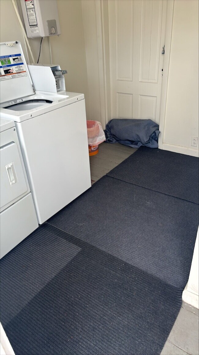 Building Photo - Spacious 2+ Bedroom in Prime Brunswick Location