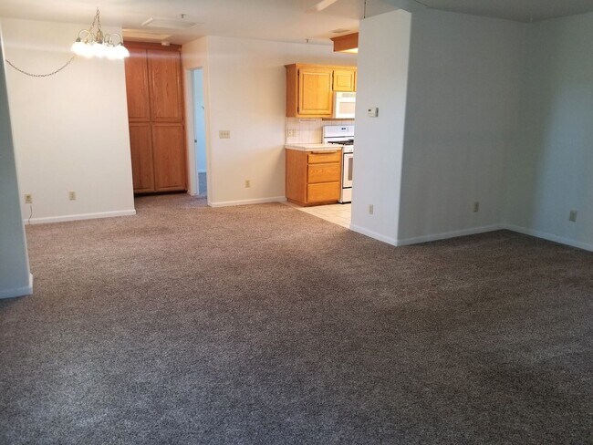Building Photo - Clean and Comfortable Home - Attached Garage