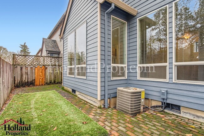 Building Photo - BEST PRICE APPLY NOW!! 3 Bedroom townhouse in quiet area of Beaverton