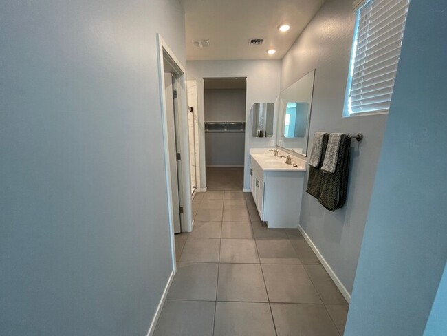 Building Photo - Modern Comfort and Convenient Living Near ...