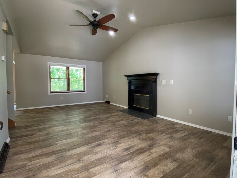 Building Photo - 1124 Nier Ct