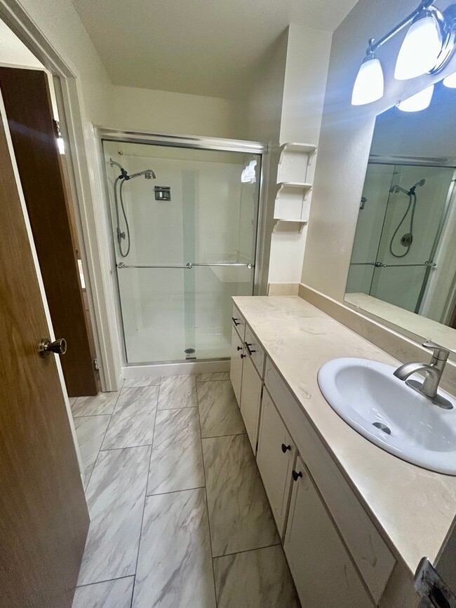 Building Photo - Marina Gardens Townhouse!  End unit, excel...