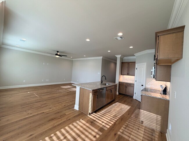 Building Photo - 816 Venecia Dr