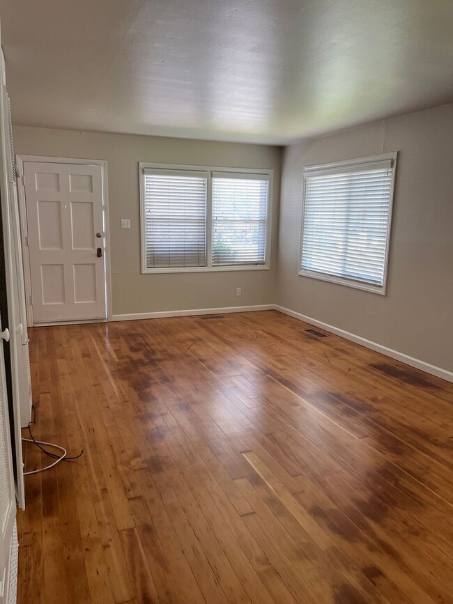Building Photo - 1 Bedroom / 1 Bathroom Duplex in Old South...