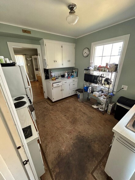 Kitchen - 430 Jason Ave N
