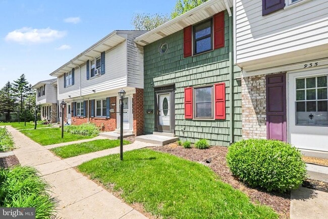 Building Photo - 933 E Maple St