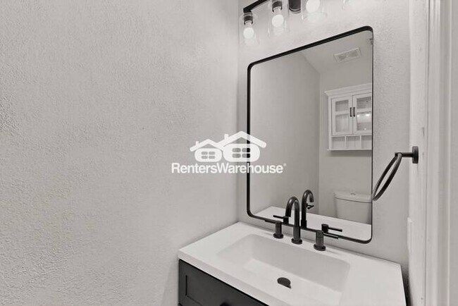 Building Photo - MOVE IN READY - 3BED/2.5BATH - CARROLLTON ...