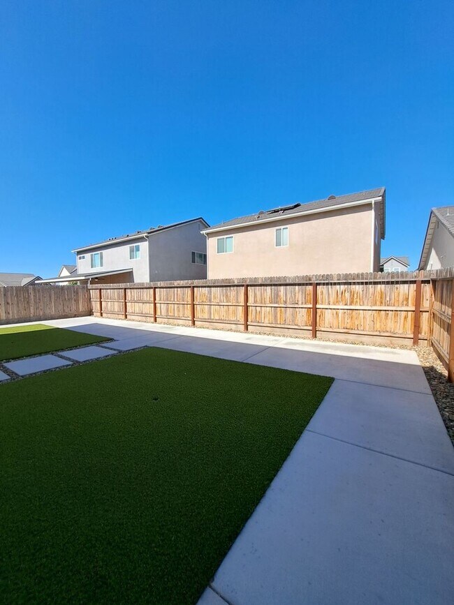 Building Photo - 911 Blue Oak Lane W