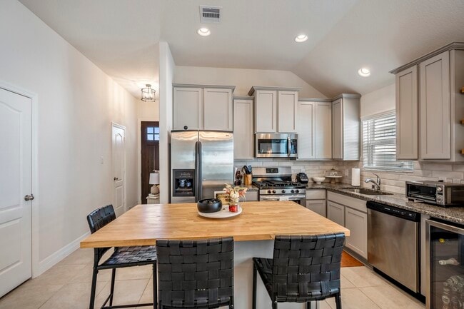 Building Photo - 40527 Goldeneye Pl