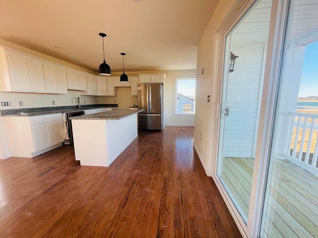 Building Photo - 6 Cross Beach Rd