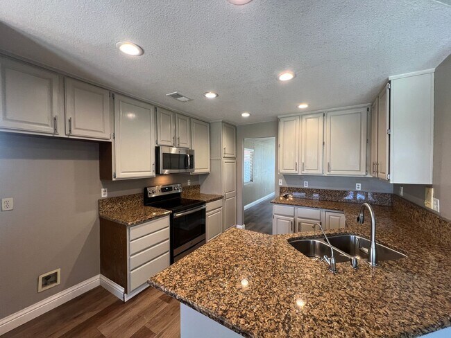 Building Photo - 4-bedroom single story home in Turlock!