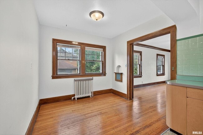 Building Photo - 318 W Columbia Ave