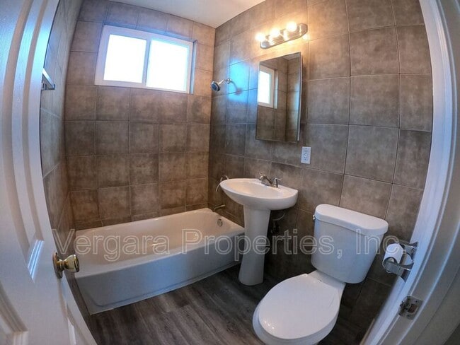 Building Photo - 1083 E 7th St