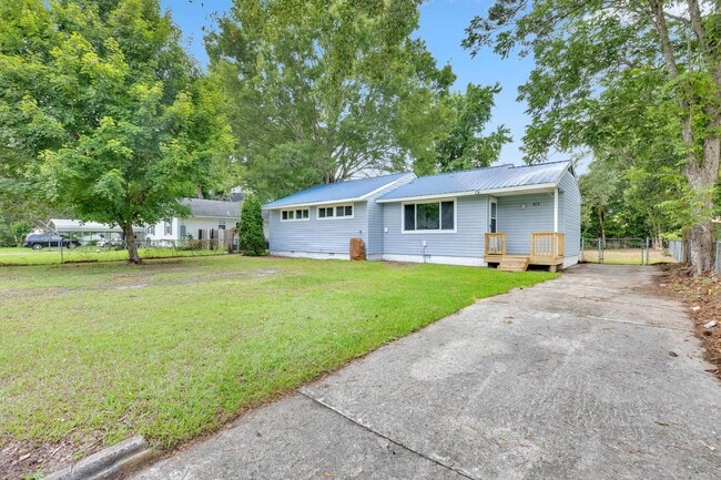Building Photo - 3 bedroom Northwoods Home