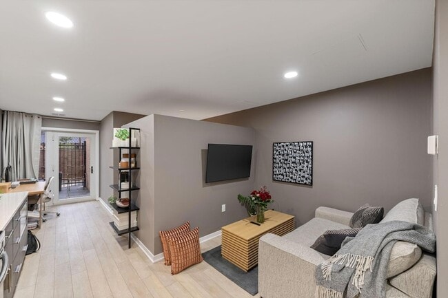 Building Photo - 20 NE 2nd St