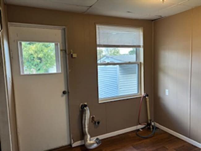 Building Photo - 3 bedroom, 1 bathroom Triplex: Martinsville