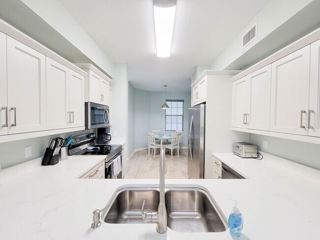Building Photo - ** FOREST GLEN GOLF & COUNTRY CLUB ** 2 BE...