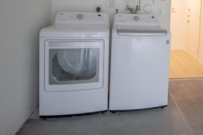 Building Photo - 1200 Crestwood Ct S