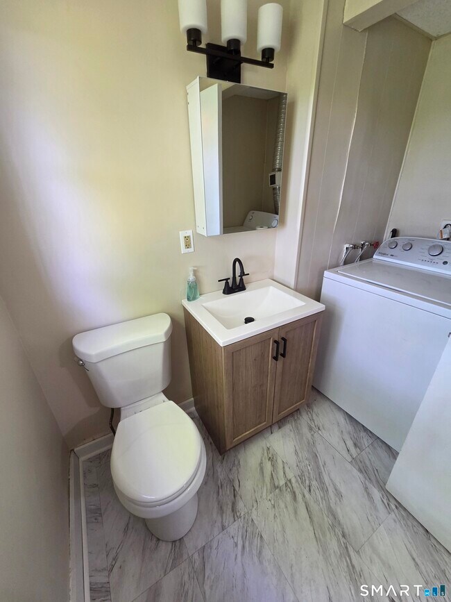 Building Photo - 22 Lakeview St